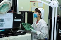 Công nhân sản xuất linh kiện điện tử. (Ảnh minh họa: Phạm Kiên/TTXVN).