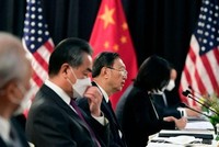 Ông Dương Khiết Trì (giữa) trong cuộc gặp với quan chức Mỹ tại Thụy Sĩ. (Nguồn: AFP).