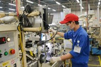 Công nhân trở lại làm việc trong ngày đầu thực hiện nới lỏng giãn cách xã hội. (Ảnh: TTXVN).