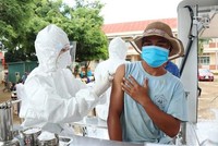 Tiêm vaccine phòng COVID-19 cho người dân ở Buôn Mê Thuột (Đắk Lắk). (Ảnh: TTXVN).