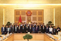 Để Việt Nam thực hiện thành công Cách mạng công nghiệp 4.0, chúng ta cần tập hợp sức mạnh trí tuệ người Việt Nam khắp thế giới Trong ảnh: Thủ tướng Chính phủ Nguyễn Xuân Phúc cùng Bộ trưởng Bộ Kế hoạch và Đầu tư và lãnh đạo một số bộ, ngành gặp gỡ các tri thức trẻ Việt Nam.