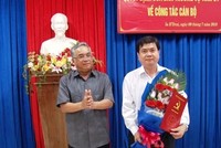 Bí thư Tỉnh ủy Kon Tum trao quyết định cho ông Nguyễn Hữu Tháp