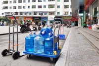 Bình nước 20 lít liên tục được chở đến các khu chung cư ở Linh Đàm, Hà Nội
