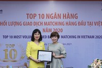 Đại diện LienVietPostBank, bà Nguyễn Ánh Vân, Phó tổng giám đốc nhận giải thưởng