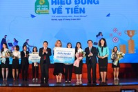 PGS.TS. Nguyễn Kim Anh - Phó Thống đốc NHNN tham dự và trao tặng phần thưởng cho các đội thi đoạt giải.