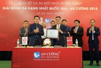 Ông Lê Đức Nghĩa, Chủ tịch HĐQT Công ty cổ phần Gỗ An Cường cùng (bên phải) và ông Trần Anh Tú, Tổng Giám đốc VPF, Trưởng Ban tổ chức Giải hạng Nhất Quốc gia 2018 tại buổi ký kết và ra mắt nhà tài trợ chính.