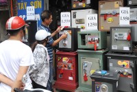 Khách hàng đang chọn lựa két sắt trên phố Tây Sơn