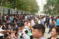 Hàng nghìn người xếp hàng từ đêm mong xin được visa Hàn Quốc