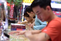 Giá vàng lập đỉnh 50 triệu đồng/lượng, người dân xếp hàng mua bán