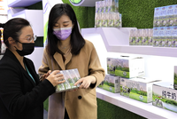 Bên cạnh việc đẩy mạnh quảng bá tại các hội chợ, triển lãm, các sản phẩm sữa tươi của Vinamilk đã có mặt tại các kênh siêu thị, điểm bán lẻ thuộc hệ thống Jingdong