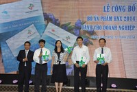 Chủ tịch HNX tặng 2 cuốn sổ tay cho Phó chủ tịch UBCK Nguyễn Thị Liên Hoa, Tổng Biên tập Báo Đầu tư Nguyễn Anh Tuấn và đại diện DN trên HNX