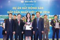 Bà Hoàng Thị Anh Thư - Phó Tổng giám đốc GP.Invest nhận Cup và bằng chứng nhận “Dự án bất động sản hấp dẫn nhất năm 2016" cho Dự án Tràng An Complex