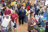 Chiến lược chi phí thấp, CEO Walmart phải tự... dọn rác