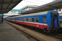 Sự nhếch nhác khiến việc quy hoạch lại ga Hà Nội là một nhu cầu chính đáng. Ảnh: Dũng Minh