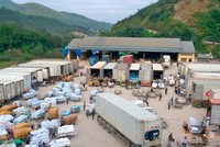 Xuất khẩu tiểu ngạch sẽ gánh chịu nhiều rủi ro. Trong ảnh: Hàng hóa chờ xuất tại Cửa khẩu Bắc Phong Sinh (Quảng Ninh)