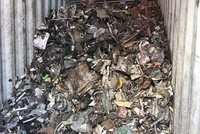 Một container hàng phế thải được mở tại cảng Cát Lái