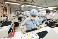 Các doanh nghiệp dệt may nội chọn thị trường ngách để chiếm lĩnh. Trong ảnh: Sản xuất tại Công ty May 10. Ảnh: Đức Thanh