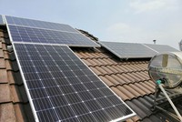 Lắp các tấm pin năng lượng mặt trời trên mái nhà
