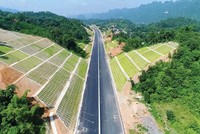 Cùng với “hệ điều hành”, “phần cứng” của nền kinh tế như đường sá, sân bay... cũng cần được nâng cấp để đáp ứng nhu cầu phát triển.