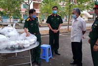 Bí thư tỉnh ủy tỉnh Kon Tum Nguyễn Văn Hùng kiểm tra công tác chuẩn bị bữa ăn cho người dân tại Khu cách ly cơ sở 1 Trường Cao đẳng Cộng đồng Kon Tum