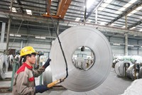 Các chính sách hỗ trợ nên tạo điều kiện thuận lợi hơn về vốn, nguồn nguyên liệu đầu vào, nhân lực, cơ sở vật chất… cho doanh nghiệp sản xuất, kinh doanh. Trong ảnh: Sản xuất bồn nước tại Công ty Sơn Hà. Ảnh: Đức Thanh