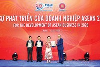 Phó thủ tướng Trương Hòa Bình trao tặng Kỷ niệm chương cho bà Nguyễn Thị Nga, ghi nhận những nỗ lực và đóng góp to lớn vì sự phát triển của cộng đồng doanh nghiệp ASEAN