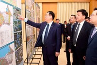 Lãnh đạo TP Hà Nội và Bộ Xây dựng xem bản đồ quy hoạch phân khu nội đô lịch sử được trưng bày tại trụ sở UBND quận Hoàn Kiếm.