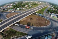 Nút giao Dầu Giây giữa Quốc lộ 1 và cao tốc Tp.HCM - Long Thành - Dầu Giây đồng thời là điểm khởi đầu của tuyến cao tốc Dầu Giây - Tân Phú.