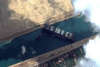Pha "dừng hình" chắn ngang kênh đào Suez của siêu tàu Ever Given. Ảnh: AFP