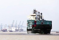 Đầu tư cho giao thông và cảng biển, logistics sẽ giúp liên kết vùng hiệu quả và thực chất hơn. Trong ảnh: Tân Cảng - Cái Mép