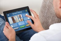 Công tác tư vấn và bán hàng online được đẩy mạnh trong mùa dịch. Ảnh: Shutterstock