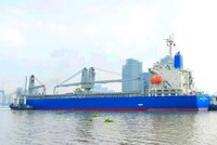 Tàu vận chuyển hai đoàn tàu cập cảng vào lúc 8 giờ sáng ngày 13/7.