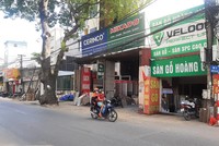 Những cửa hàng vật liệu xây dựng vắng khách trên phố Đại Mỗ. Ảnh: Việt Dương