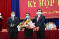 Ông Phan Việt Cường - Bí thư Tỉnh ủy và Chủ tịch UBND tỉnh Lê Trí Thanh tặng hoa chúc mừng ông Trần Anh Tuấn.