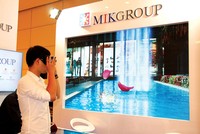 Khách hàng tham quan căn hộ mẫu dự án của MIK qua kính VR. Ảnh: Thành Nguyễn