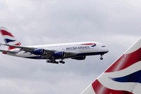 Một chiếc Airbus A380 của British Airways chuẩn bị hạ cánh xuống sân bay Heathrow. Ảnh: AFP
