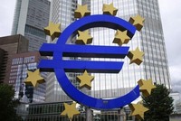 Biểu tượng đồng euro tại Frankfurt, Đức. Ảnh: AFP/TTXVN.