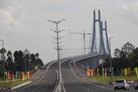Cầu Vàm Cống trên tuyến Quốc lộ 80 nối liền đôi bờ sông Hậu giữa quận Thốt Nốt (TP. Cần Thơ) và huyện Lấp Vò (tỉnh Đồng Tháp). Ảnh: Nguyệt Ánh