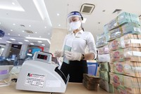 Lợi nhuận ngành ngân hàng được đóng góp không nhỏ từ nguồn thu ngoài lãi. Ảnh: Dũng Minh
