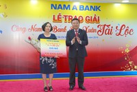 Nam A Bank trao giải đặc biệt là sổ tiết kiệm 500 triệu đồng cho khách hàng trúng thưởng