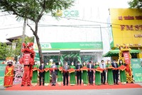 Đại diện Lãnh đạo TP Huế, NHNN VN chi nhánh tỉnh Thừa Thiên Huế, Ban lãnh đạo OCB thực hiện cắt băng khai trương OCB – Chi nhánh Huế