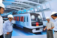 Các kỹ sư Việt Nam và Nhật Bản bên hình phối cảnh con tàu của tuyến đường sắt đô thị số 1 Bến Thành - Suối Tiên, TP.HCM. Ảnh: Minh Đức/tuoitre.vn