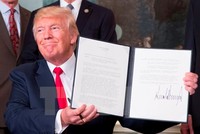 Tổng thống Mỹ Donald Trump ký sắc lệnh điều tra Trung Quốc vi phạm bản quyền trí tuệ. (Nguồn: EPA/TTXVN)