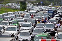 Kẹt xe tại Sài Gòn ngày càng nghiêm trọng. Ảnh: Duy Trần.