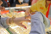 Giá vàng hôm nay ngày 20/4: Vàng đồng loạt lao dốc