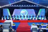 Chủ tịch Quốc hội Vương Đình Huệ cùng các lãnh đạo bấm nút động thổ dự án, chính thức đưa Nhà máy sản xuất chất dẻo phân hủy sinh học PBAT bước vào giai đoạn xây dựng.