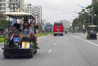 Xe điện chở khách du lịch lưu hành trên đường Hồ Xuân Hương, TP Sầm Sơn (Ảnh: Internet).