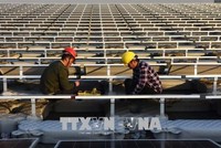 Công nhân làm việc tại Nhà máy điện Mặt trời ở Hoài Nam, tỉnh An Huy, miền đông Trung Quốc tháng 12/2017. (Nguồn: AFP/TTXVN).