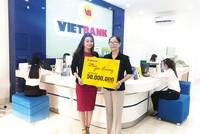 Khách hàng trúng 50 triệu đồng ngày đầu “Mùa yêu thương” tại Vietbank