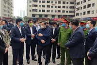 Chủ tịch UBND TP Hà Nội Chu Ngọc Anh kiểm tra công tác phòng chống dịch bệnh tại quận Hoàng Mai.